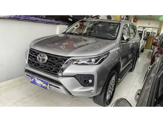 TOYOTA HILUX SW4 2.8 D-4D TURBO DIESEL SRX 7L 4X4 AUTOMÁTICO TOYOTA HILUX SW4 2.8 D-4D TURBO DIESEL SRX 7L 4X4 AUTOMÁTICO